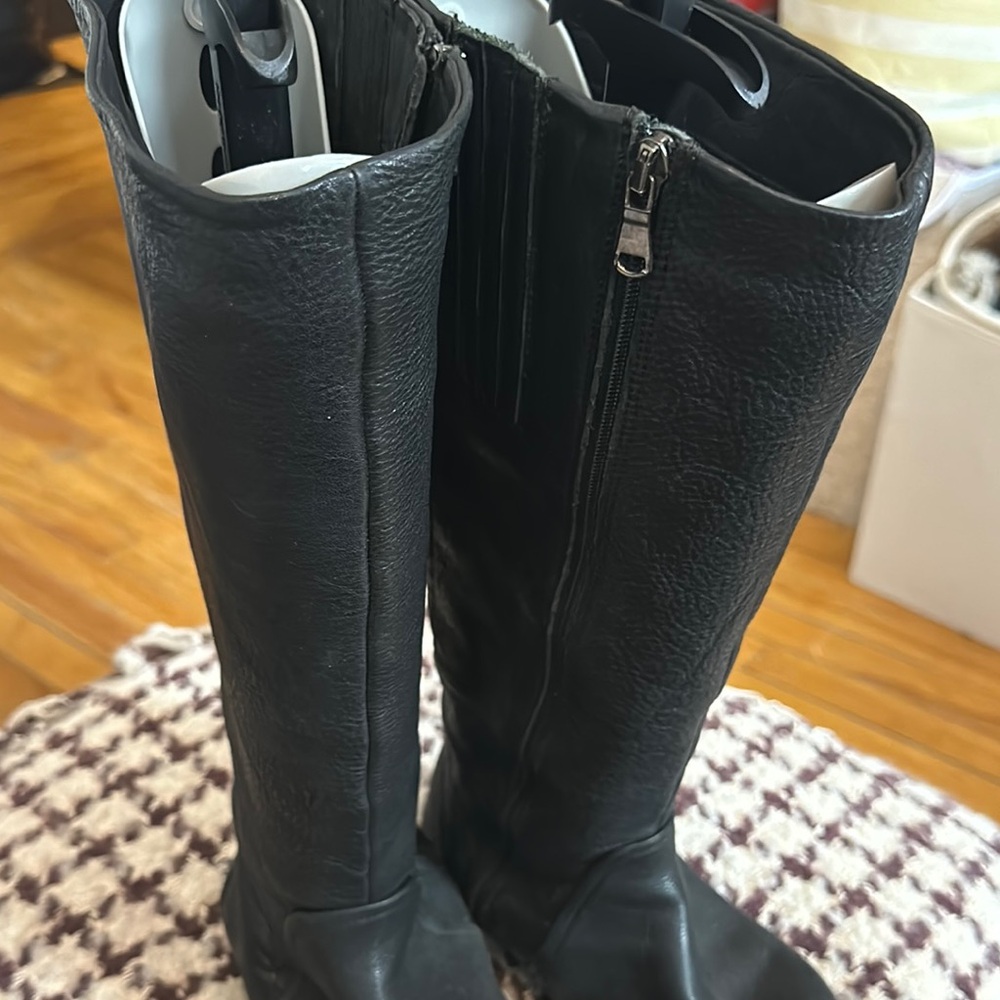 Boots. - Picture 2 of 16